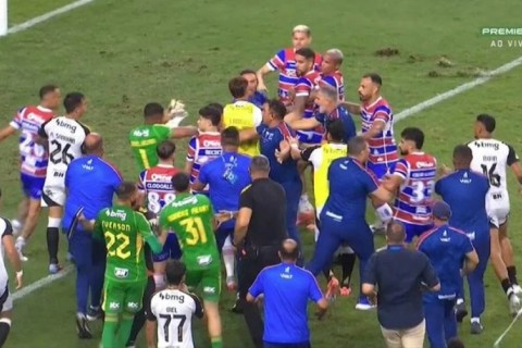 Fortaleza x Atlético tem confusão após troca de farpas entre Deyverson e Alan Franco