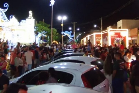 Caravana da Coca-Cola decepciona moradores de Coité e visitantes, que reclamam falta de atrativos no desfile natalino