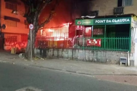 Incêndio atinge depósito com materiais de ambulantes em Salvador
