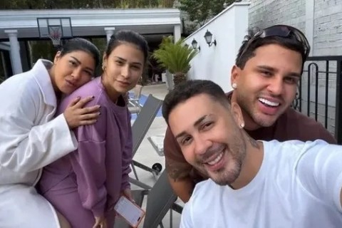 Simone e Simaria voltam a cantar juntas e emocionam fãs