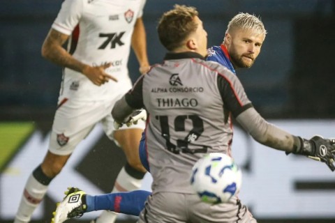 RB Bragantino goleia e Vitória se complica na luta contra rebaixamento