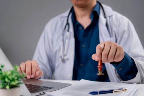 Enfermeira que se passava por médica obstetra é condenada pela Justiça na Bahia