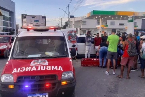Duas mulheres ficam feridas em colisão entre carro e moto na Avenida Luiz Eduardo