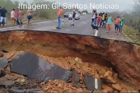 Após rompimento devido as chuvas, rodovia BR 116 norte fica interditada