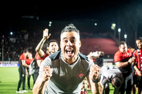 'Esse dia eu não vou esquecer nunca': Jair Ventura celebra permanência do Vitória na Série A