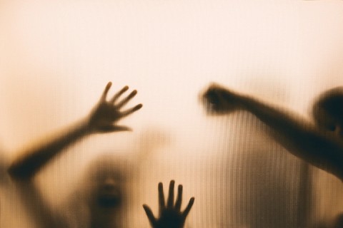 Mãe é presa após espancar filha de 11 anos por usar celular enquanto lavava louça