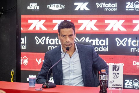 Gustavo Vieira vive indefinição sobre futuro no Vitória; relembre passagem