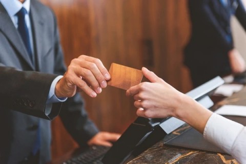 Novas regras de check-in e check-out em hotéis passam a valer; veja o que muda