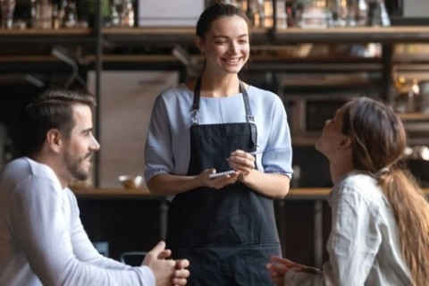 Senac oferece 160 vagas em curso gratuito de garçom para atender alta demanda do verão