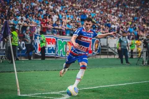 Vitória se aproxima da contratação de volante argentino Emmanuel Martínez