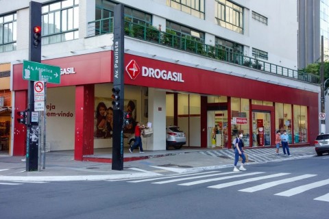 Raia e Drogasil têm 3 mil vagas com salários de até R$ 5.500; saiba onde e como se candidatar